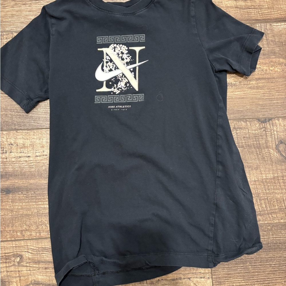 Nike Graphic T-Shirt - Youth Medium
